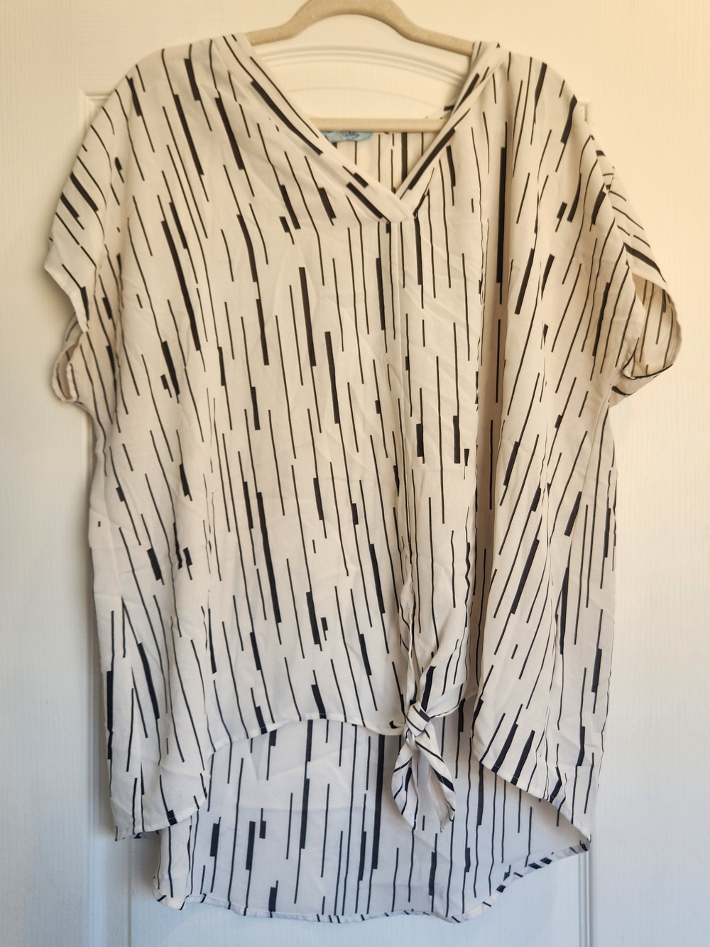 She + Sky Cream and Black V-Neck Tie-Front Blouse XL Euc